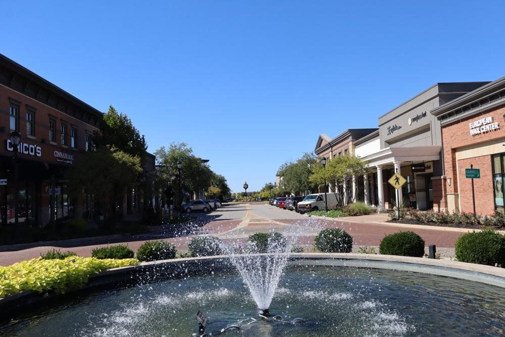 The fountain at Hamilton Town Center